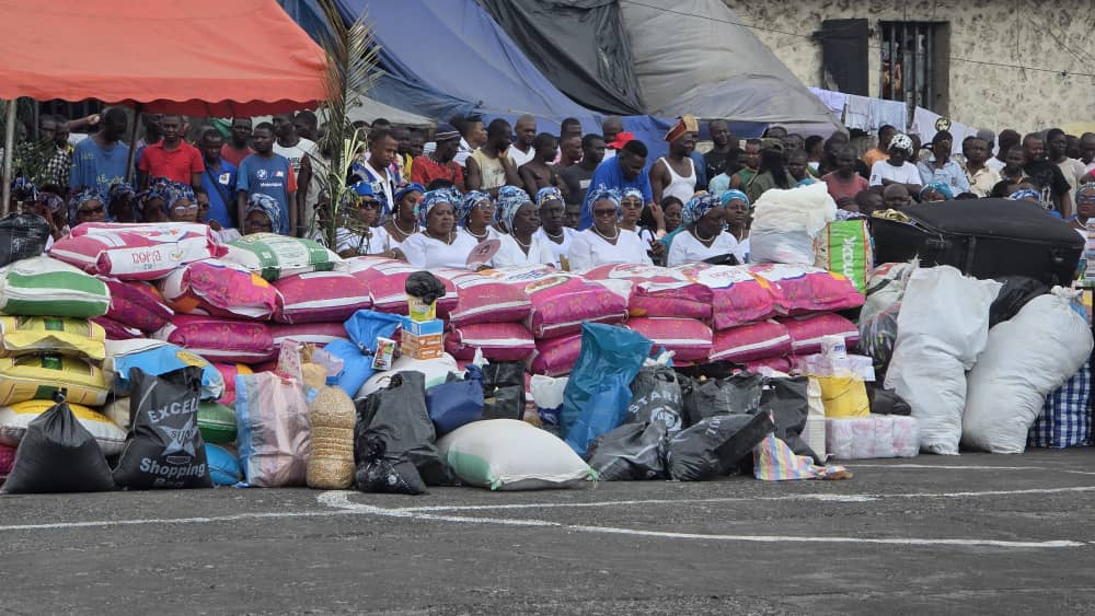 À Noël, les évêques du Cameroun célèbrent avec les détenus et leur apportent des cadeaux, signe de proximité et d’espérance. 